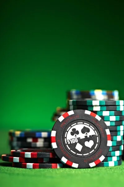 iguanatoto mobile app interface showing football markets and live-dealer tables